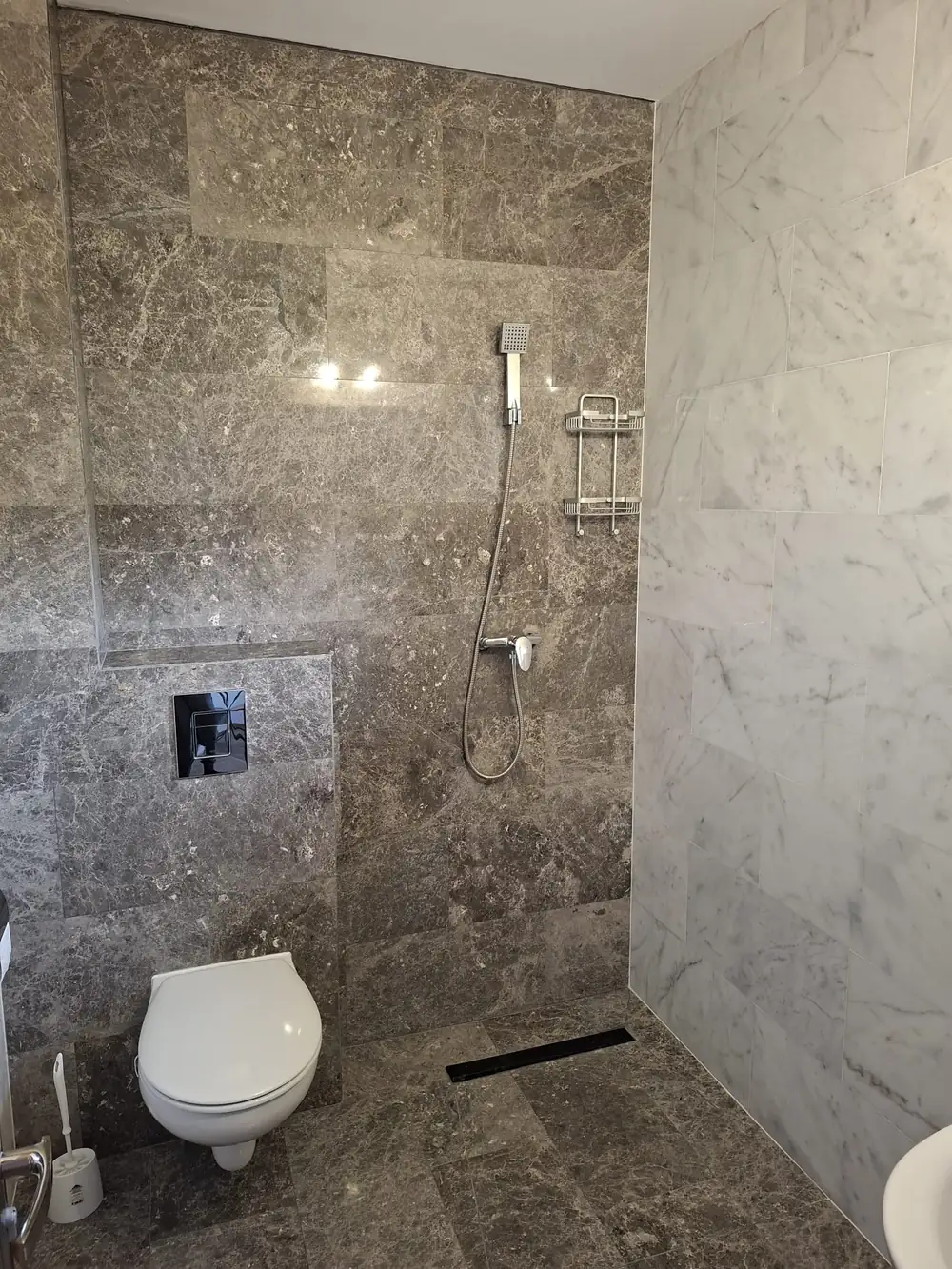 Baie din marmură cu duș walk-in într-o cameră Premium