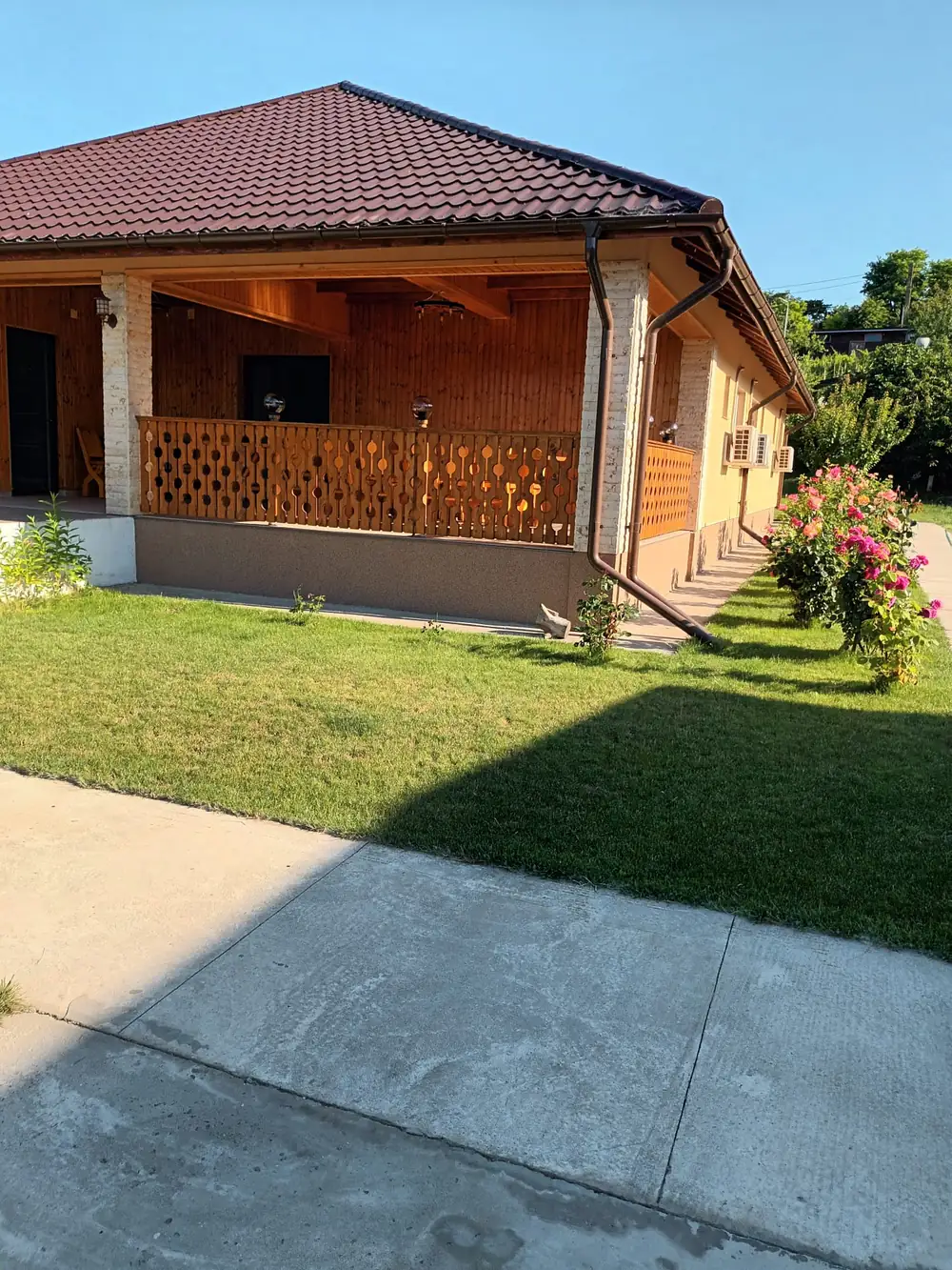 Terasa din lemn a pensiunii, cu trandafiri