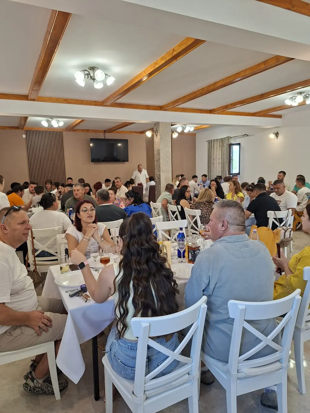 Salonul de evenimente al Pensiunii Dunărea, plin de invitați